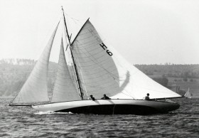 Die 8mR-Yacht mit Gaffeltakelung war viele Jahre lang eines der schnellsten Schiffe am See. © Grauer/LSC