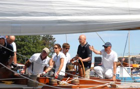 "Trivia" Eigner Wilfried Beeck (r.) weist Kiels Bürgermeister Torsten Albig den Weg bei dessen erster Regatta. © MK/Travemünder Woche