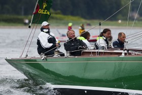 König Harald von Norwegen segelt seine grüne "Sira" als zweiten Klassiker auf den fünften Gesamtplatz von 25 Achtern. © Rolex/Daniel Forster
