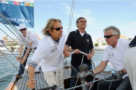 Lübecks Bürgermeister Bernd Saxe am Steuer der "Evaine". Skipper und mehrfacher 6mR Sieger Alexander Krause (l.) hilft kräftig mit. © MK/Travemünder Woche