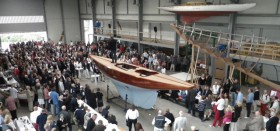 Oliver Berking spricht zu seinen Gästen vom Deck seiner "Nirvana" in seiner Werfthalle © SegelReporter