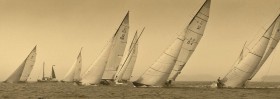 Start zum zweiten Rennen am dritten Tag. "Vanity" (l.) mit Rechtsdreher und gutem Start am Schiff. "Trivia" und "Sphinx" (G 4) sind auch ordentlich dabei. © Rolex/Daniel Forster