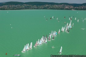 Gesittete Starts waren in einem Feld von 101 Cats mit zwei Gruppenstarts möglich. Bei WMs mit den üblichen 180 Cats leiden Mann und Material gerade beim Start. © Aron Szanto