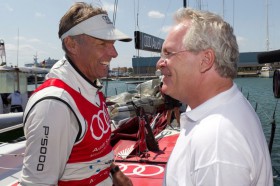 Und das Vrolijk-Design ist doch schnell. Rolf Vrolijk gratuliert seinem alten Alinghi Weggefährten Schümann. © Ian Roman/Audi MedCup