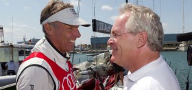 Jochen Schümann freut sich mit Designer Rolf Vrolijk, dass dessen radikaler Rumpf nun doch funktioniert. © Ian Roman/Audi MedCup