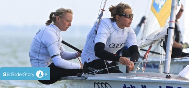 Die neuen Junioren Weltmeisterinnen U 22 Annika Bochmann und Anika Lorenz bereiten sich auf das Setzen des Spinnakers vor. © Tom Touw