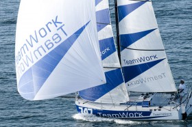 Der Plattbug-Mini "TeamWork Evolution" zeigt raumschots seine Schokoladenseite. © Loris von Siebenthal/My Image