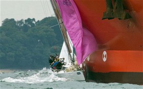 Die Rennyacht wird seitlich vom Öltanker erwischt. Danach bleibt das Rigg am hervorstehenden Anker hängen. © Cowes Week