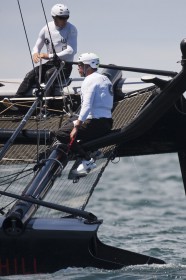 Big Brother an Bord. Larry Ellison testet den Gast-Platz auf dem AC45 Katamaran seines Angestellten. © G. Martin Raget