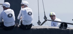 Larry Ellison verfolgt die letzte Fleetrace-Niederlage seines Teams aus der Gast-Position am Heck. © G. Martin-Raget