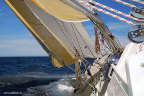 FanFan am Wind. Sie hat es schwer, mit den Rennyachten beim Fastnet Race mitzuhalten. © seefieber.de