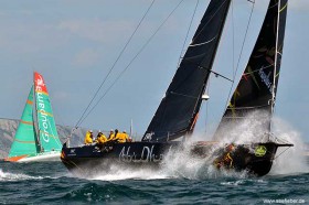 Blick von der FanFan. Kurz nach dem Start zum Fastnet-Race rasen die Volvo70 "Abu Dhabi" und "Groupama" vorbei. © seefieber.de