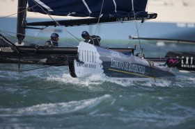 Der Bug des Rothschild-Katamarans kurz nach der Kollision. Am nächsten Tag ist das Team wieder am Start und gewinnt. © Lloyd Images