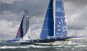 Klein gegen groß. Der 70 Fuß Tri "Gitana" (vorne) war nur unwesentlich langsamer als die 133 Fuß lange "Banque-Populaire". © Rolex/Daniel Forster