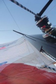 Winschkurbel am Mast für die Bedienung des Vorliek-Streckers. © Julia Bleich