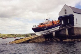 Immer auf Standby. Die Seenotretter aus Irland haben das Abbergen der "Rambler"-Crew souverän gemeistert. © RNLI