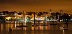 Die Kats mit gesetztem Flügelrigg an den Mooringtonnen vor Cascais. In der Nacht bleiben die Profilsegel oben. © G. Martin-Raget