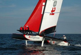 Hoch das Bein. Schon bei wenig Wind kommt der M32 unter seinem großen Gennaker schwer in Fahrt. © A. Kling
