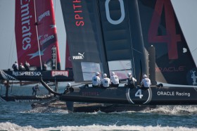 Spithill dominiert das Match Finale gegen die Kiwis, die das erste Rennen durch eine Eieruhr im Gennaker verlieren. © G. Martin-Raget
