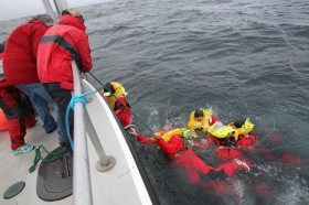 Die "Rambler"-Crew wird von Seenotrettern aufgenommen. Fünf Segler trieben im Wasser. © Richard Langdon