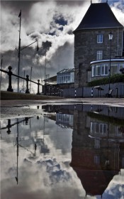 Drohende Wolken hängen über dem Gebäude der ehrwürdigen Royal Yacht Squadron Cowes auf der Isle of Wight. © Rolex / Carlo Borlenghi