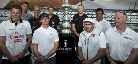 Die Skipper der neun Teams. Bertrand Pacé (Aleph 3.v.r.) guckt wie gewohnt etwas gehetzt. Vasliij Zbogar (GreenComm 2.v.l) und Chris Draper (Korea 4.v.l.) sind neu in der Szene. © americascup.com
