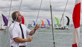 Der Starter bei der Royal Yacht Squadron ist schon die ganze Woche bei der Cowes Week im Einsatz. © Rolex / Carlo Borlenghi