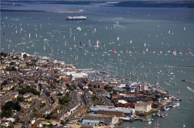 Startvorbereitungen in Cowes. 3000 Segler machen sich auf den Weg zum Fastnet Rock. © Rolex / Carlo Borlenghi