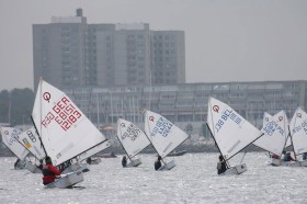 Der erste Tag verlief zäh. Flaues, diesiges Wetter vor dem Kieler Olympizentrum. © www.segel-bilder.de