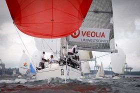 Das Veolia-Team unter Spinnaker. Mit solider Serie holte Steuermann Bastiansen die Bronzemedaille. © Mick Anderson