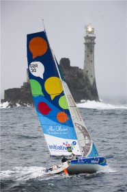 Bunter Sieger vor grauem Rock. Der Franzose Tanguy de Lamotte gewinnt mit "Initiatives - Alex Olivier" in der Class 40. © Rolex/Carlo Borlenghi