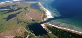 Der Nothafen Darßer Ort aus der Luft. Bei den üblichen westlichen Windrichtungen ein guter Ankerplatz. © WWF Der Nothafen Darßer Ort aus der Luft. Bei den üblichen westlichen Windrichtungen ein guter Ankerplatz. © WWF