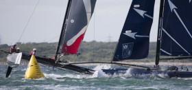 Die blaue "Groupe Edmond de Rothschild“ kann "Artemis" nach deren Wende nicht mehr ausweichen und kracht in das Heck der Schweden. Sie werden herumgerissen, vorbei an der falschen Seite der gelben Wendemarke. © heroimages