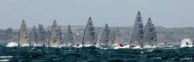 Die Finn-Dinghy-Flotte auf einem brutalen ersten Reach. Ben Ainslie liegt in der Gesamtwertung vorne. © Thom Touw