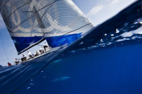 Kunstvolle unter-Wasser-Optik von der italienischen Audi-Azurra © Guido Trombetta_Studio Borlenghi/Audi MedCup