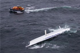 Der 100 Fußer "Rambler" treibt nahe dem Fastnet Rock ohne Kiel in der irischen See. © Rolex / Carlo Borlenghi