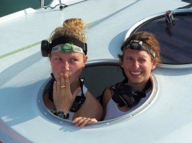 Anna (l.) und Hannah bevor sie mit ihrer Class 40 für den Kentertest umgeworfen werden. © Anna/Hannah