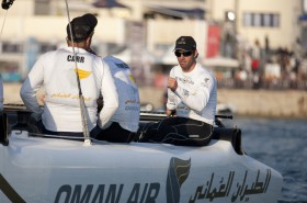 Ben Ainslie mit der Siegerfaust. Er siegte in sechs Rennen und belegte auf Anhieb Platz drei mit Oman Air. © Lloyd Images