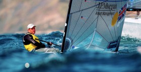 Ainslie im gelben Trikot. Selten segelt er ohne das Sieger-Leibchen. Die vierte Goldmedaille scheint ihm sicher. © Team GBR