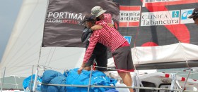 Boris Herrmann (l.) herzt Felipe Cubillos 2009 nach einer der fünf spanndenden Global Ocean Race Etappen um die Welt. © GOR