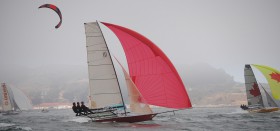 18 Footer, Kiter und Surfer treten beim Bridge-to-Bridge-Rennen in San Francisco gegeneinander an. © St. Francis Yacht Club