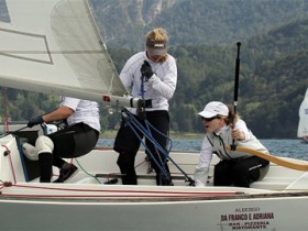 Silke Hahlbrock, Schwester Maren und Anke Lukosch gewinnen das J22-Match Race auf dem Lake Ledro in Italien. © Piero Spagnolli