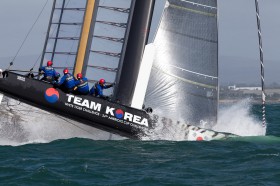 Team Korea steckt beim Abfallen nach der Luvtonne beide Bugspitzen ins Wasser und überschlägt sich. © Sander van der Borch
