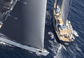 Die neue Baltic 112 "Nilaya" mit Taktiker Bouwe Bekking passiert vor der "Visione" von Hasso Plattner. © Rolex/Borlenghi