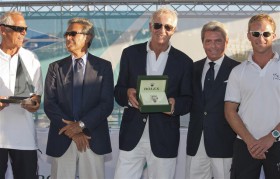 Claus Peter Offen (Mitte) mit seinen Taktikern Thomas Jungbluth (l.) und Jesper Radich (r.). © Rolex/Borlenghi
