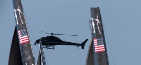 Die beiden Oracle Teams segeln trotz Wind-Unterstützung vom Hubschrauber am dritten Renntag in Plymouth hinterher. © ACEA/Gilles Martin-Raget