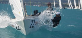 Spritzwaser am Attersee. Stuart Walker nimmt die Wellen bei der Europameisterschaft bisher am besten. © Gert Schmidleitner