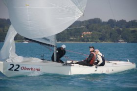 Stuart Walker liegt bei der Soling EM mit seiner österreichischen Crew nach drei Rennen in Führung. © Gert Schmidleitner