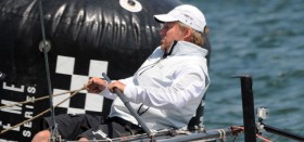 Die nächste Tonne muss warten. Roland Gäbler pausiert bei der Extreme Sailing Series. © Marina Könitzer