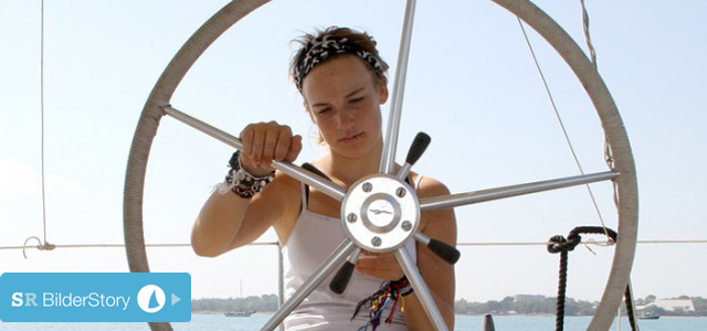 Laura Dekker ist schon über ein Jahr unterwegs. Das Steuerrad hat sie fest im Griff. © www.lauradekker.n